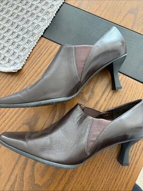 Classic Pointed-Toe Van Eli Brown Leather Women’s Heels 6.5